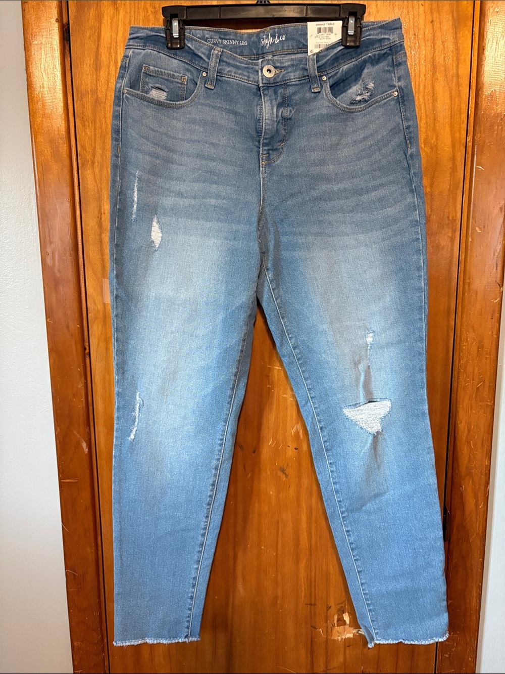 NWT Style & Co. Light Wash Distressed Mid Rise Curvy Skinny Leg Size 10